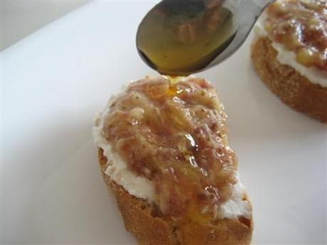 Un Altopiano da gustare, la colazione ideale: ricotta, fichi, crudo e miele. aggiungere un filo di miele