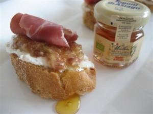 Un Altopiano da gustare, la colazione ideale: ricotta, fichi, crudo e miele. antipasto