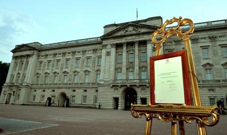 E’ nato il Royal Baby: il certificato esposto a Buckingham Palace