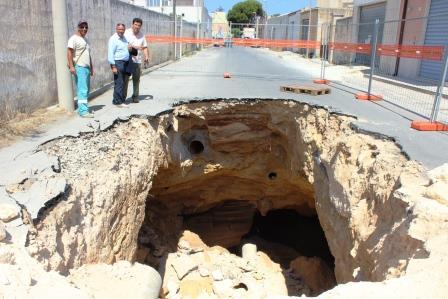 Voragine in Via Tunisi a Marsala, si lavora per limitare i danni alla rete idrica