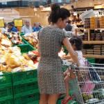 Laura Torrisi, la compagna di Pieraccioni mamma perfetta al supermercato03