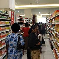 Alcuni clienti in un supermercato delle Fiji