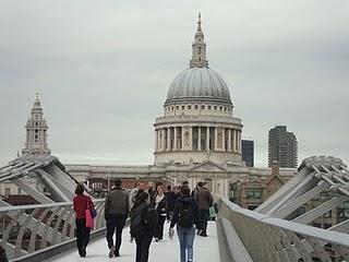 Passeggiata sul fiume: The Anchor. Uno dei più antichi pub di Londra. The Globe Theater, rivive il genio di Shakespeare. Millennium Bridge, verso Saint Paul Cathedral.