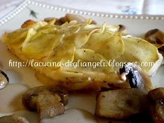 Filetto di persico in crosta di patate con salsa ai funghi champignon
