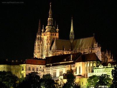 Praga la città magica splendida da visitare sotto la neve