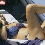 Sabrina Ferilli: relax e “toccatina” all’interno coscia (foto) Sabrina Ferilli: relax e “toccatina” all’interno coscia (foto)