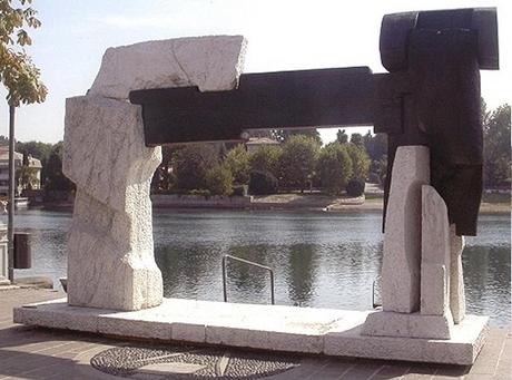 Giancarlo Sangregorio, Uniti da un Iroko, 1987, marmo di Carrara e legno di iroko, L cm 560x170x220