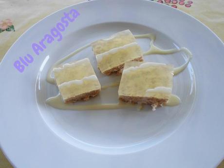 Delizie al limone e latte condensato su pasta di biscotti