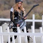 Avril Lavigne soldatessa sexy nel nuovo video “Rock’n Roll”