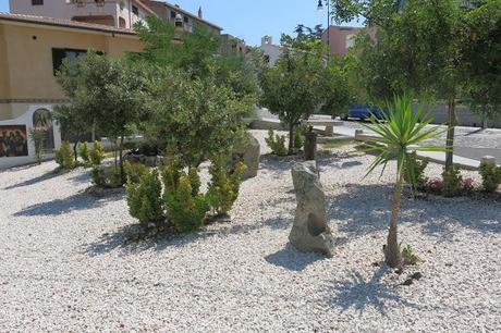 Un piccolo giardino  pubblico a Oliena