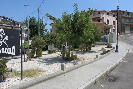 Un piccolo giardino  pubblico a Oliena