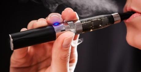 Il governo spegne la sigaretta elettronica: “Vietata ai minori e nelle scuole”