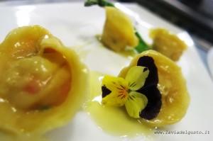 Tortelli ripieni con coda di rospo su crema di topinambur