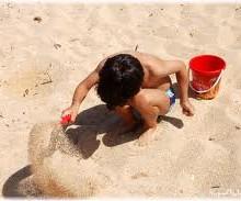 Bambini in spiaggia a Valledoria Genitori denunciati per danno ambientale