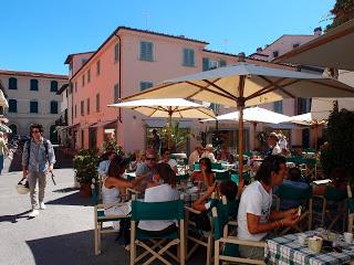 La magia dei colori di Forte dei Marmi e l'atmosfera raffinata di Pietrasanta...