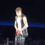 Justin Bieber infila smartphone di una fan nei pantaloni (Video)