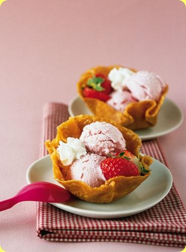 Cestini di mandorle con gelato di fragole