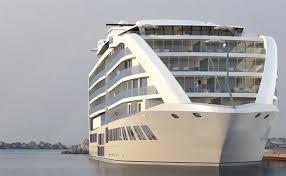 Gibilterra, il 5 stelle sale a bordo di uno yacht hotel