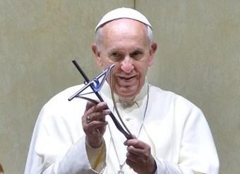 Papa: assurdo basare felicita’sull’avere