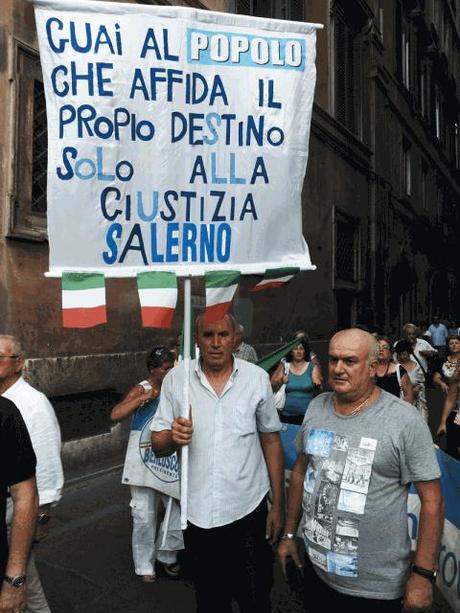 Loro sono i fratelli Caiazzo, garantisti dalla nascita, e non sono esattamente di Salerno, ma di Cava de' Tirreni. Il testo del cartellone è di Carmine (maglietta grigia) ma il concept è di Saverio (camicia bianca). Abbiamo chiesto lumi sul significato, ci hanno risposto: 