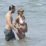 Michelle Hunziker col pancione e Tomaso Trussardi a Forte dei Marmi06