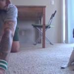 Il chihuahua fa yoga con il padrone (Video)