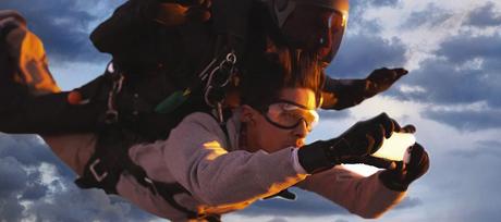 HTC skydiving ad 3 1 TEST | Quanto sei dipendente dalla tecnologia in vacanza?