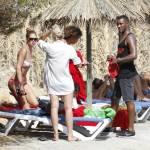 Doutzen Kroes ad Ibiza con il marito e il piccolo Phyllon Joy (foto) Doutzen Kroes & Family Enjoy A Day On The Beach In Ibiza La top model Doutzen Kroes in vacanza ad Ibiza09