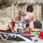 Doutzen Kroes & Family Enjoy A Day On The Beach In Ibiza La top model Doutzen Kroes in vacanza ad Ibiza08