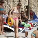 Doutzen Kroes & Family Enjoy A Day On The Beach In Ibiza La top model Doutzen Kroes in vacanza ad Ibiza12