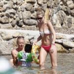 Doutzen Kroes & Family Enjoy A Day On The Beach In Ibiza La top model Doutzen Kroes in vacanza ad Ibiza10