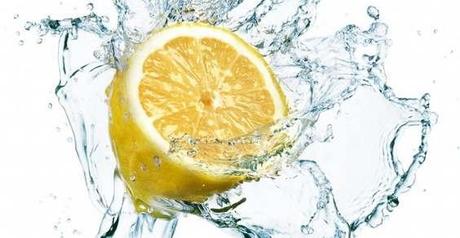 10 RIMEDI NATURALI PER NON MANGIARSI LE UNGHIE limone