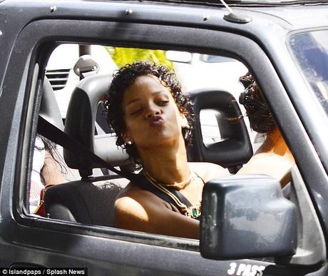 rihanna kiss