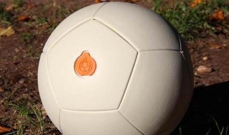 Soccket Soccket: il pallone che produce energia