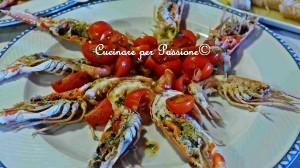 Si preparano in poco tempo, e sono gustosi, leggeri e sempre graditi… scampi con i pomodorini