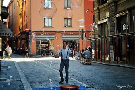 Artista di strada nel centro storico di Bologna