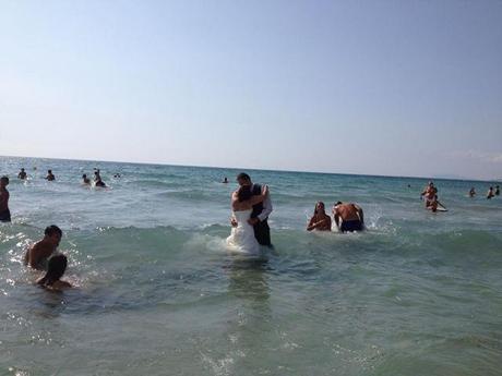 Bagno in mare a Marsala per degli sposi a Ferragosto