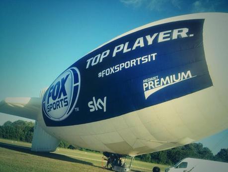 Il dirigibile del nuovo Fox Sports sorvola le spiagge italiane #FoxSportsIT