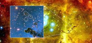 Gli astronomi hanno scoperto che delle nuvole scure chiamate globulettes hanno le caratteristiche giuste per formare pianeti senza stella madre. L’immagine mostra alcune di queste piccole nubi presente nella Nebulosa Rosetta. Nel riquadro: un'immagine scattata con luce infrarossa mostra alcune delle globulettes contrassegnate con anelli. Credit: Canada-France-Hawaii Telescope / 2003 e ESO / M. Mäkelä.