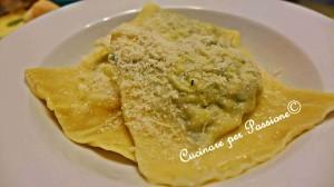 Roberto ha raccolto le ultime zucchine del suo orto, io avevo voglia di impastare e così messe insieme le due cose ne è uscito un piatto veramente fantastico… ravioloni di ricotta e zucchine