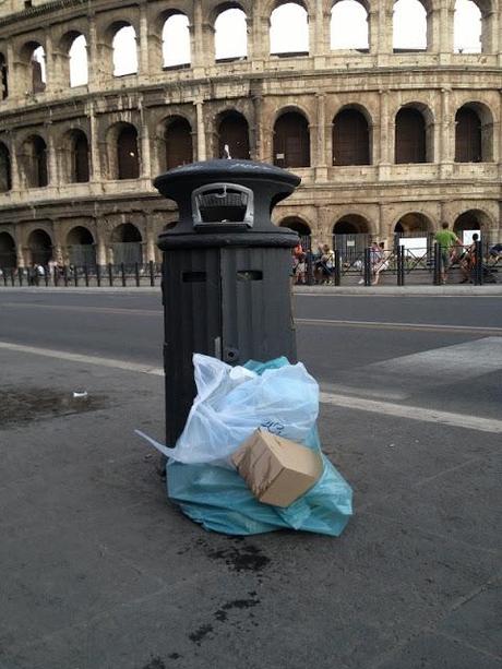 Qualcuno salvi il Colosseo da questo schifo incancrenito e connaturato dal tempo. Anche se a Roma lo pensano con vigore, questa non è la normalità. Non lo è