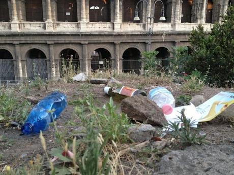 Qualcuno salvi il Colosseo da questo schifo incancrenito e connaturato dal tempo. Anche se a Roma lo pensano con vigore, questa non è la normalità. Non lo è