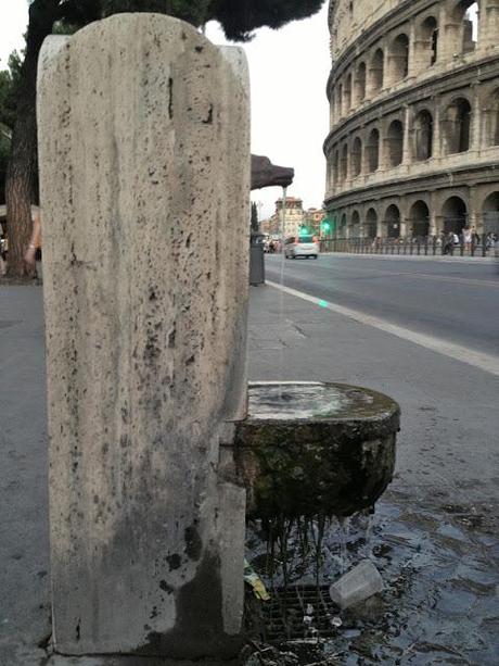 Qualcuno salvi il Colosseo da questo schifo incancrenito e connaturato dal tempo. Anche se a Roma lo pensano con vigore, questa non è la normalità. Non lo è