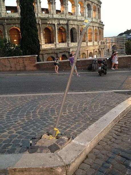 Qualcuno salvi il Colosseo da questo schifo incancrenito e connaturato dal tempo. Anche se a Roma lo pensano con vigore, questa non è la normalità. Non lo è