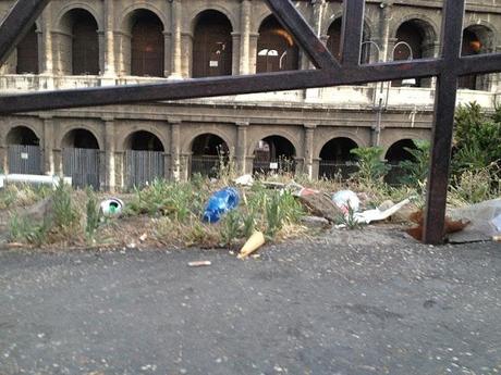 Qualcuno salvi il Colosseo da questo schifo incancrenito e connaturato dal tempo. Anche se a Roma lo pensano con vigore, questa non è la normalità. Non lo è