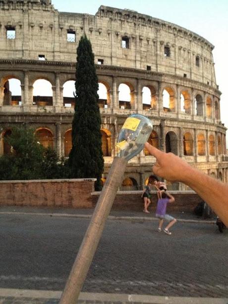 Qualcuno salvi il Colosseo da questo schifo incancrenito e connaturato dal tempo. Anche se a Roma lo pensano con vigore, questa non è la normalità. Non lo è