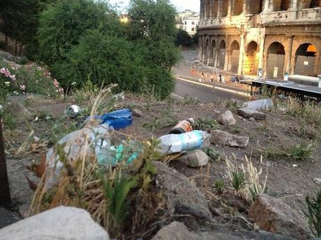 Qualcuno salvi il Colosseo da questo schifo incancrenito e connaturato dal tempo. Anche se a Roma lo pensano con vigore, questa non è la normalità. Non lo è