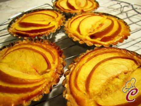 Tartellette di pesche e ricotta al cocco: la dolcezza che arriva sempre quando si percepisce un cuore dolce Tartellette di pesche e ricotta al cocco: la dolcezza che arriva sempre quando si percepisce un cuore dolce