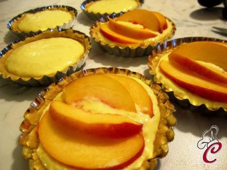 Tartellette di pesche e ricotta al cocco: la dolcezza che arriva sempre quando si percepisce un cuore dolce Tartellette di pesche e ricotta al cocco: la dolcezza che arriva sempre quando si percepisce un cuore dolce