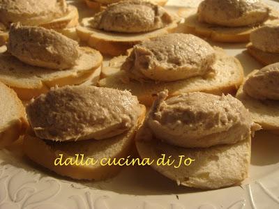 Spuma di tonno e robiola su crostini